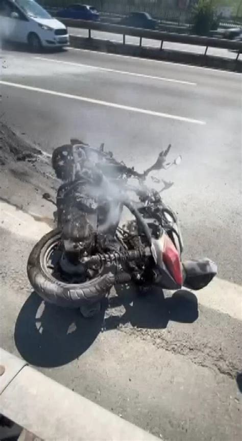 Kaza yapan motosiklet alev aldı: Motosiklet sürücüsü son anda kurtarıldı - Son Dakika Haberleri